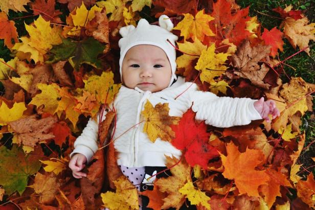 Kisgyerek, baba öltöztetése ősszel