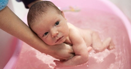 Újszülött, kisbaba fürdetése - első fürdetése
