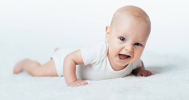 Mikor fordul át a baba, azaz hány hónapos korban fordulnak hasra a babák?